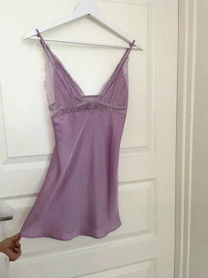 Nattlinne Hunkemöller - Lila nattlinne i satin med spets från Hunkemöller Private Collection  Storlek XS Aldrig använd, nyskick
