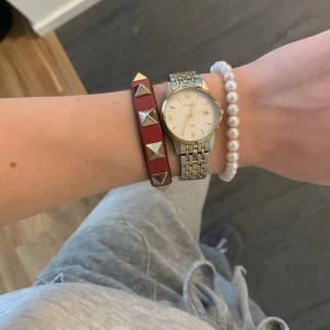 Rött valentinoarmband - Säljer detta röda otroligt fina valentino armbandet från Valentino Garavani. Är i nyskick då det är sparsamt användt