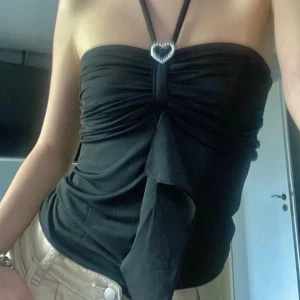 Yk2 svart topp - Jätte snygg yk2 topp med massa snygga detaljer, sitter jätte fint och är jätte flattering på. (Utan snöret på toppen❌)  Har flera liknande på min sida så in och kika ❤️
