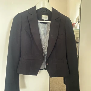 Kroppad kavaj - Skit snygg kroppad kavaj som passar till allt