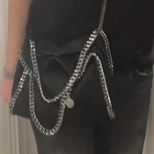 stella mccartney väska - säljer denna as snygga väskan ifrån stella mccartney. är helt i nyskick💕 kvitto tillkommer💕kan tänka mig att byta mot en annan färg 💕