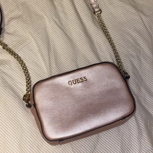 Söt guess väska - Guess väska i mycket bra skick