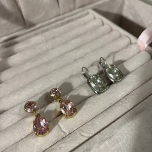 Örhängen - Säljer dessa sparsamt använda örhängen! De rosa är från Caroline Svedbom och de silvriga från Dyrberg Kern. Säljer båda paren för 400 kr styck. Ordinariepris för de rosa ligger på 795 kr och de silvriga 895 kr. Båda är i rostfritt stål!💕ROSA SÅLD
