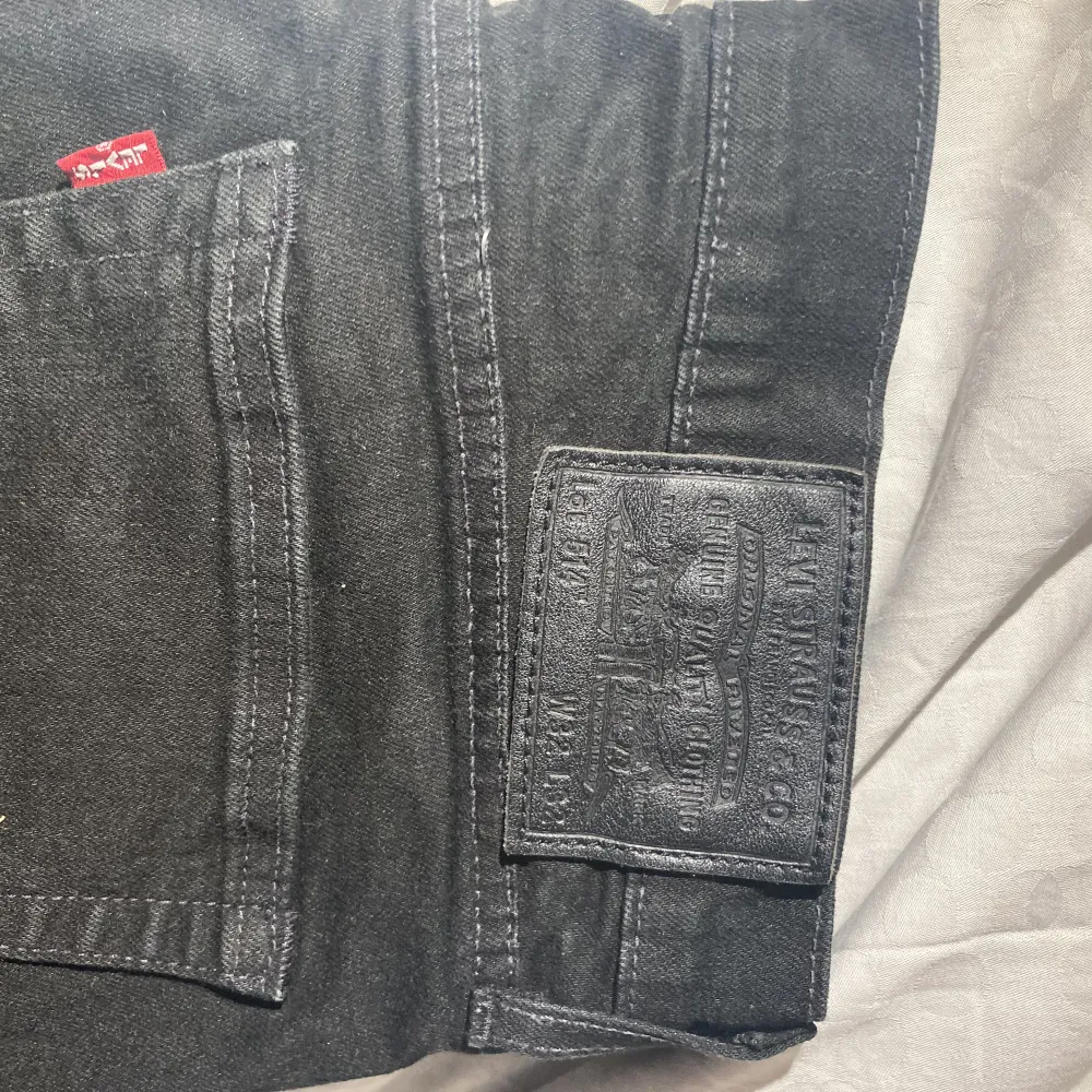 Säljer ett par av mina jeans pga för små. Jag fick dem i present o det passade it. De är bara använda 2 ggr och är nästan som nya. Passar som bäst för en person som är mellan 170-178cm. Mycket bra kvalitet. Pris kan förhandlas. Jeans & Byxor.