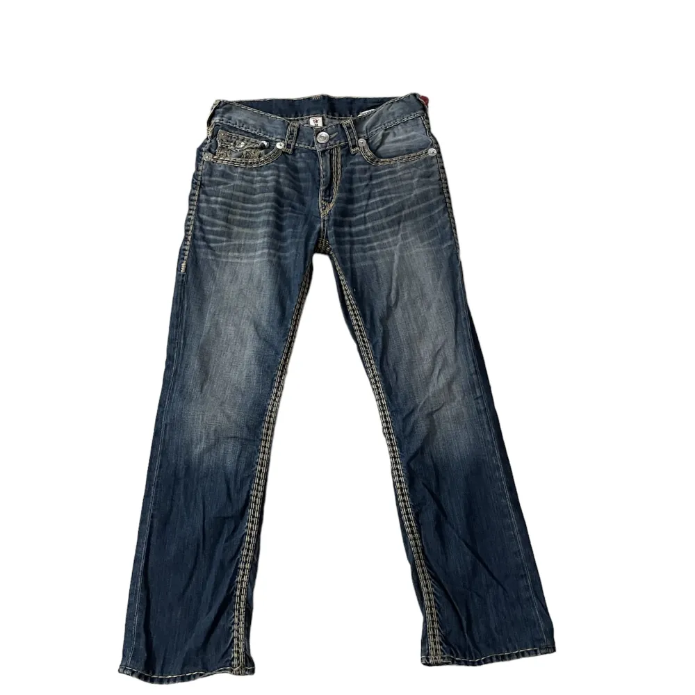 Säljer mina feta true religion jeans. Sjukt rare model på dom! . Jeans & Byxor.