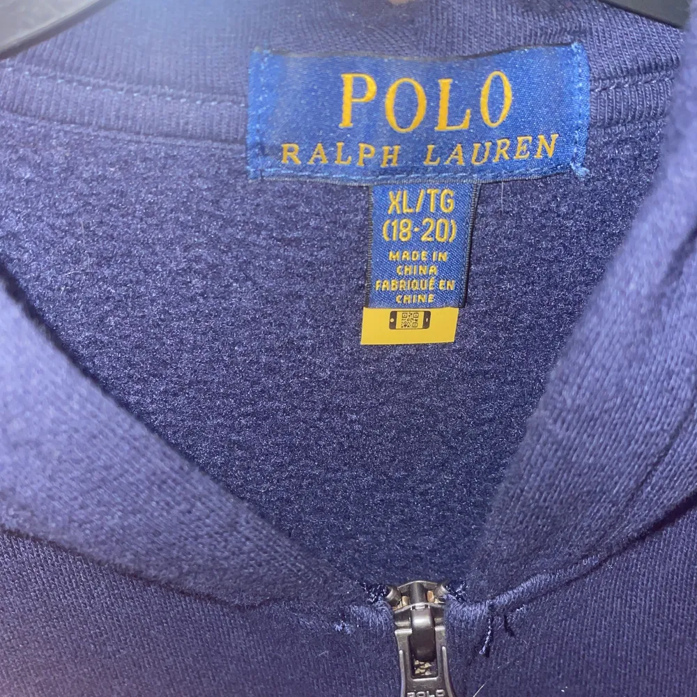 säljer nu min polo zip hoodie då den inte passar mig, storlek Xl i barnstorlek men passar typ S i vanlig. nypris:1500 mitt pris:900 helt oanvänd testad 1 gång. Tröjor & Koftor.