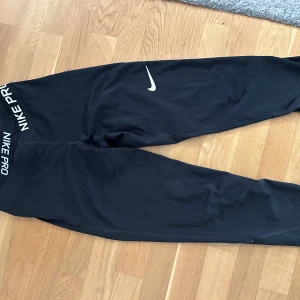 Nike pro träningstights - Säljer mina Nike pro träningstights som tyvärr är för små för mig nu.. Väldigt bra kvalite och stretchiga! Nypris 400kr säljer för 150kr Köparen står för frakten