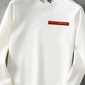 Prada tröja - En Prada tröja jag har haft i några månader, använder knappt den och sitter bara och samlar damm😢, vid intresse kontakta mig 📲📲🙏🏾. 