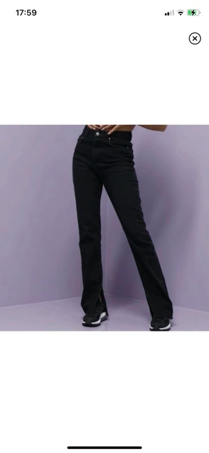 Jeans - Svarta jeans med slits från Nelly. Helt oanvända. Nypris 499. 