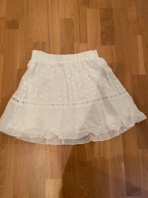 Vit kjol - En nästan helt ny vit kjol från shein. Fin kvalitet 