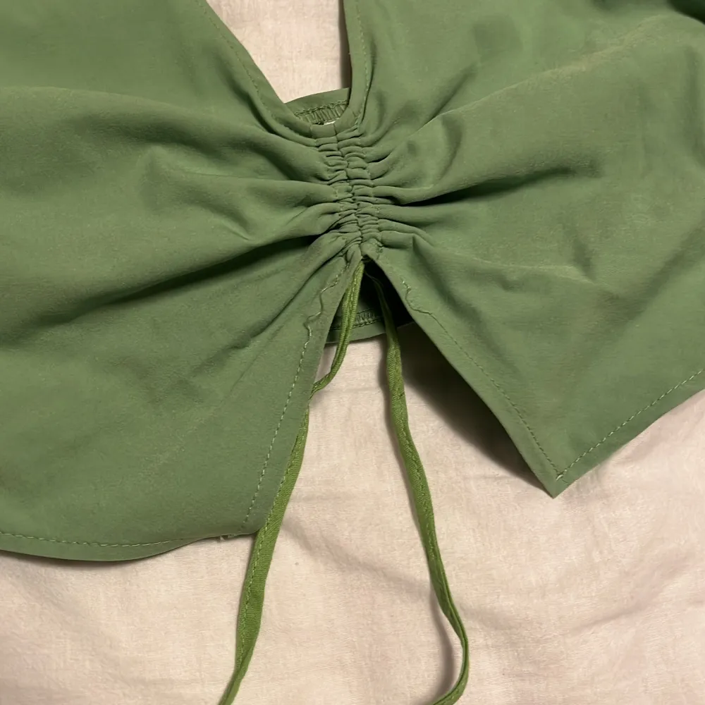 Grönt linne från H&M, använt en gång. Toppar.