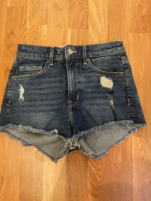 Jeans shorts - Dessa jeansshorts från hm är jättefina till sommarn och är nästan oanvända.