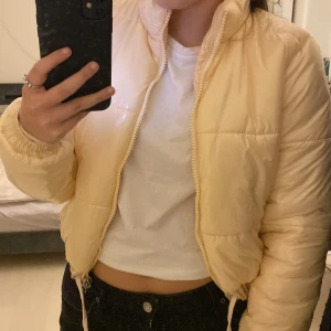 Chiquelle Jacka - Säljer denna supersöta jackan från chiquelle. Köpt för ett tag sedan. Använd fåtal gånger och i väldigt bra skick! Jackan är i storlek XS och skulle säga att den är normal i storleken. Säljer pga den är lite för liten för mig!🫶🏻🫶🏻köparen står för frakten!