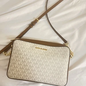 Michael Kors väska  - Hej! Säljer min fina och fräscha Michael Kors väska, nästan inte använd då den inte har kommit till mycket användning. Det 