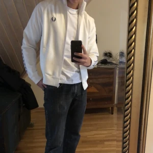 Fred Perry kofta - Fred perry vit fullzip. Säljer då jag inte gillar passformen. Storlek M, jag är 185 Nypris 1299 kr. Köpt på Boozt.com. Köparen står för frakt.