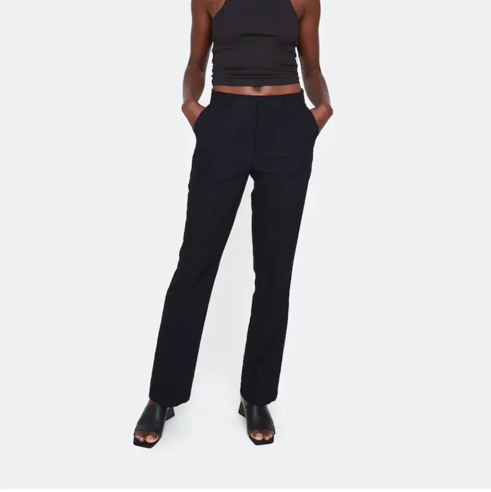 Säljer kostymbyxor i modellen ”Vilma” från bikbok. Endast använda en gång 💓💓 så fin modell. Jeans & Byxor.