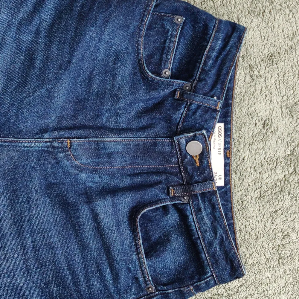 Sköna mörka jeans från Asos. Högmidjade och vida i fransk stil. 100% bomull. Skriv för specifika mått eller fler bilder🧡. Jeans & Byxor.