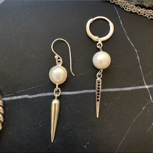 Silver nit örhängen  - Liknande Maria Nilsdotter örhängen! ❤️‍🔥❤️‍🔥 Niten med svarta stenar är i silver förutom ringen men tror inte den rostar så mke! Säljer för 300kr Örhänget med större nit är från Lotta Hasselblad, inte så använder så bra skick (äkta silver) säljer för 500kr❤️‍🔥 