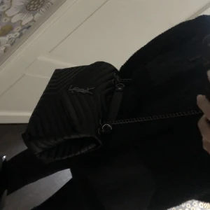 Ysl väska - Säljer denna så fina Ysl LIKNANDE väskan, alltså inte äkta! 