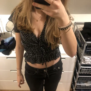 Festtopp - Jättefin festtopp från Zara! Köpt för nåt år sen, inte så använd. Storleken är en M men passar relativt på mig som ofta bär xs. Köparen står för frakten! 💕 kom privat för mera information.