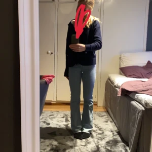 Lågmidjade bootcut - Säljer dessa skitsnygga jeansen med låg midja och den perfekta bootcut!!! Storlek 34 men passar mig som inte ofta passar i 34
