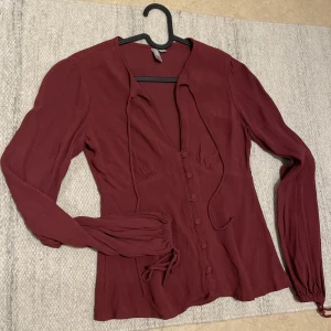 Vinröd blus  - ! 