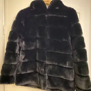 Jätte fin faux fur jacka. Knappt använd och därför säljs den. Väldigt mysig och varm jacka med skön och stor Luva. Jackan har två fickor och går att stänga. Jackan är i storlek S Nypris: 700kr säljs för 300kr 