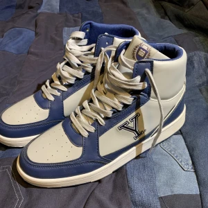 Sneakers med Yale motiv  - Ett par helt oanvända skor från pull and bear. Köpte för mer än ett år sen och aldrig kommit till användning pga dom är för stora i storleken. Står 43 men sitter mer som 44-45 