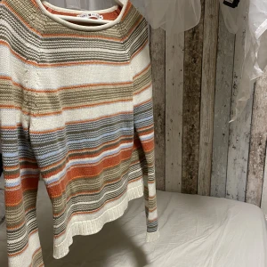 Tröja - Tröja i M med lite utsvängda ärmar😊