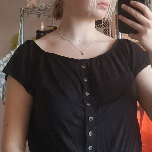 Svart topp - Svart topp med knappar ifrån H&M!🖤 Fint skick 