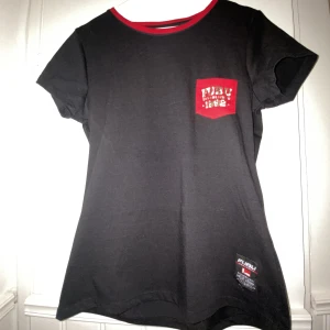 Fubu print tee  - Tshirt från märket fubu  Storlek ”2XL” men passar som M