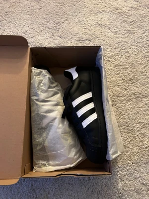 Helt nya adidas superstar!  - Köptes igår på junkyard. Kartong kvitto finns. Passar även 39