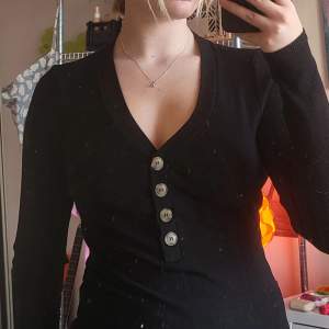 Svart ribbstickad tröja med knappar ifrån Gina Tricot! <3 Fint skick, säljer pga för liten 