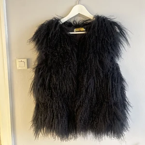 Shearling pälsväst pellobello - Pälsväst i mongolian shearling från pellobello. Nypris 1800kr, onesize men passar på mig som är small 168cm. Finns på pellobellos hemsida för mer bilder. Använd men fint skick, fin både över skinnjacka eller som en egen jacka
