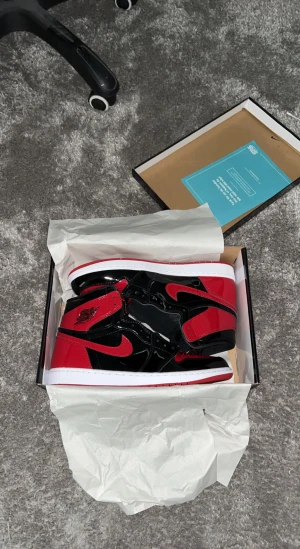 Jordan 1 patent  - Helt nya och aldrig använda nypris ca 3000 och jag säljer dessa för 2250 först till kvarn!   Vid eventuella frågor eller funderingar är det bara att höra av sig! 