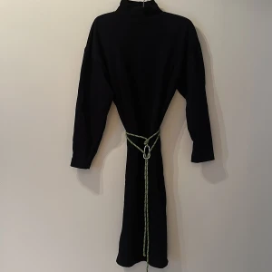 Svart Colleague klänning - Fint skick, hällorna kvar och allt nästan oanvänt. Skön soft hoodielös klänning. Svart och ej urtvättad.