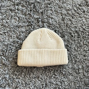 Pier One Mössa - Beige mössa från Pier One  Köpare står för frakt