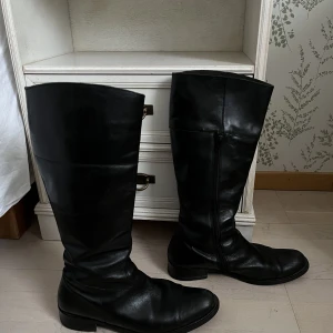Höga boots - Svarta läderboots i storlek 39. Skorna är använda men i bra skick. 