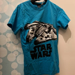 Pyjamaströja - Jättemysig pyjamaströja. Va min brorsas gamla så är i pojkstorlek, vet dock inte vilken för lappen är helt utsuddad, men skulle tro att den är S/M i motsvarande storlek. Vet inte heller märke