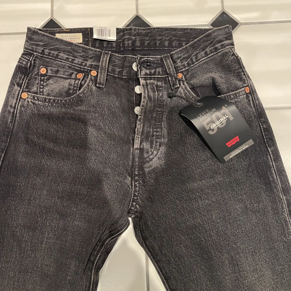 Helt oanvända Levis Jeans 501. Storlek W27 L30 🖤Säljer för de inte passar, lappar kvar! . Jeans & Byxor.