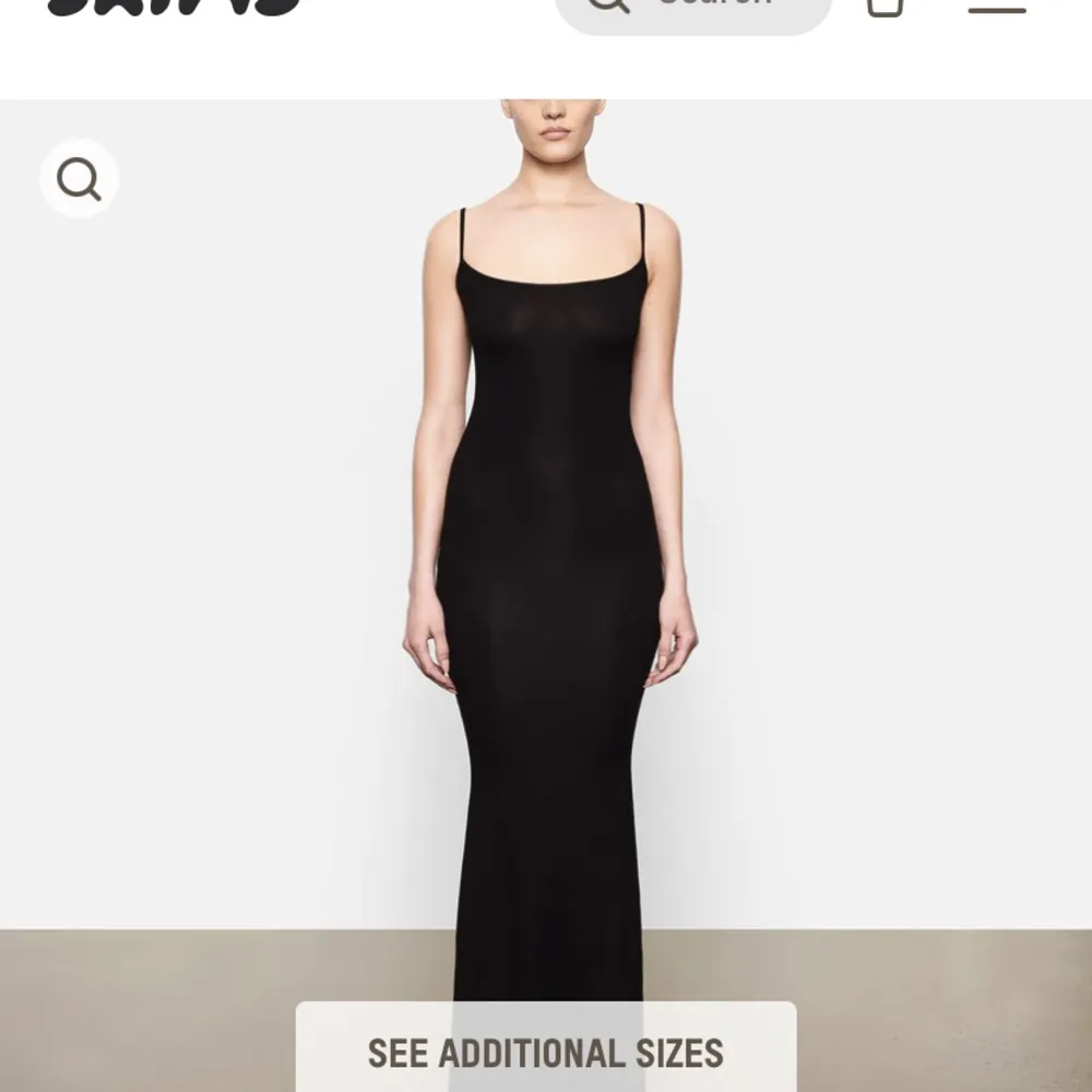 Säljer denna skims klänning i svart!🤩 den är i modellen “soft lounge long slip dress” ❤️ säljer denna i xs då jag beställde två storlekar! Lappen är kvar och klänningen är helt oanvänd! Säljer i xs men passar även S❤️❤️ frakten ingår i priset 🫶🏼. Klänningar.