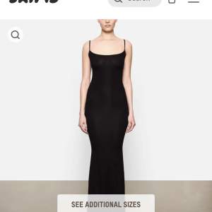 Säljer denna skims klänning i svart!🤩 den är i modellen “soft lounge long slip dress” ❤️ säljer denna i xs då jag beställde två storlekar! Lappen är kvar och klänningen är helt oanvänd! Säljer i xs men passar även S❤️❤️ frakten ingår i priset 🫶🏼