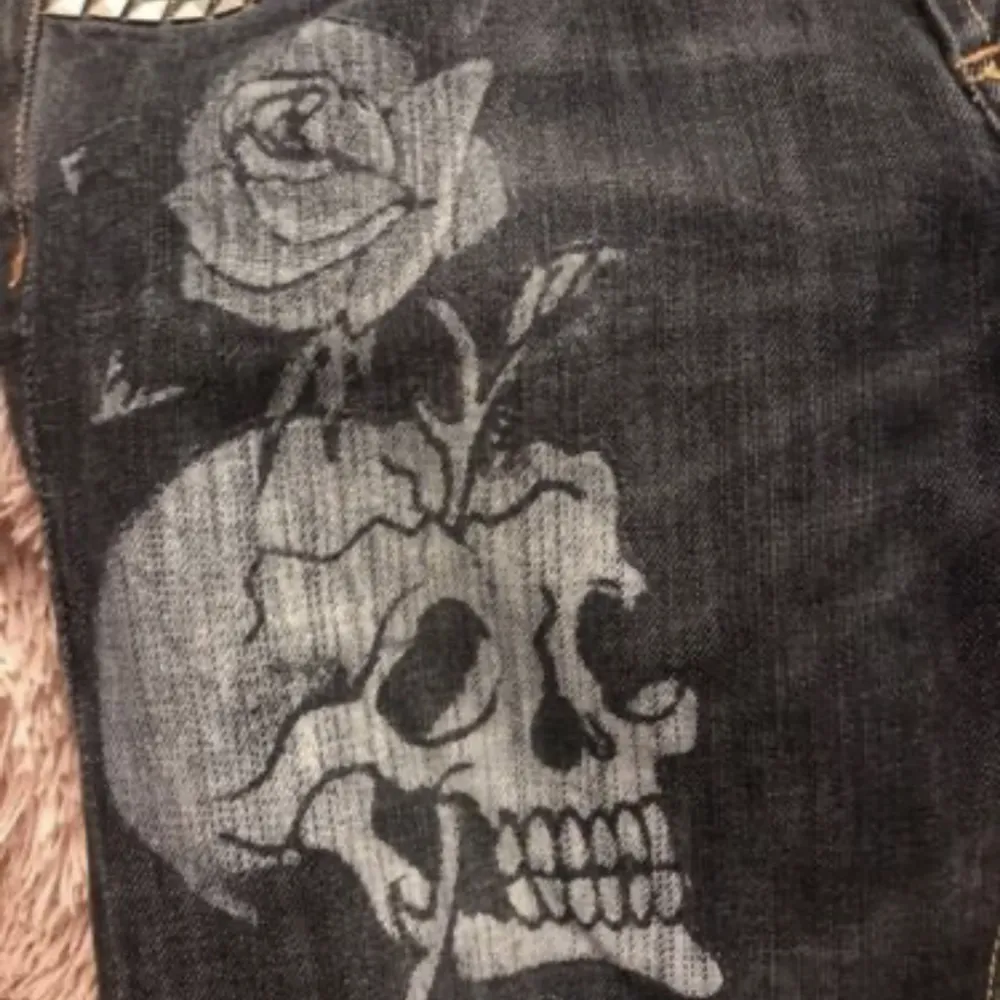 Säljer mina Ed Hardy jeans köpta secondhand. Använda få gånger somsagt köpta secondhand men i bra skick. Det är inte mina bilder men kontakta om ni vill ha fler på jeansen. vet ej strl men passar mig som är 168 och har strl S. ksk startar budgivning. Jeans & Byxor.