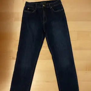 HELT OANVÄNDA mörkblå jeans från Vero Moda i modellen Sanna! Tveka inte att fråga efter fler bilder:) Relativt tight/straight passform och midrise💙