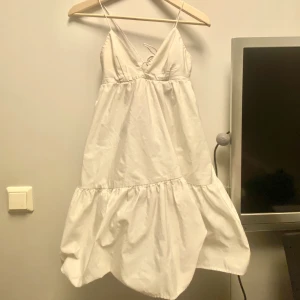 Vit sommar/studentklänning - Den populära ZARA klänningen, slutsåld överallt.  Använd vid ett tillfälle. Storlek XS💕  Högsta bud 370