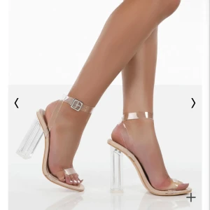 Clear strap heels ( genomskinliga klackskor - ”genomskinliga” klackskor i strl.39 (UK 6). Ca 10 cm klackhöjd. Bekväma, basic men stiliga och passar till varenda outfit. Köpt 2022/maj, använt 1 gång på ett bröllop. Bra i skick.  Säljer pga komplikationer efter operation och kan därav inte använda de. 
