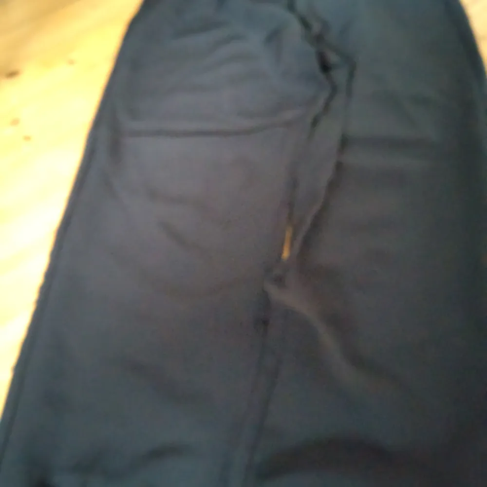Helt nya svarta byxor med fickor på sidan och mudd längst ner. Jeans & Byxor.