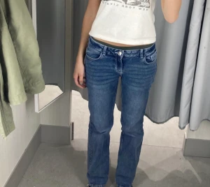 Lågmidjade jeans - Köpte dem här byxorna med sedan visade det sig att jag redan hade ett par likadana så har bestämt mig att sälja dem för samma pris!🥰