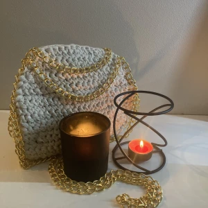 Virkad väska - Stella McCartney liknande egen virkad väska💕 tar lång tid att göra  där av priset. Bra kvalitet (ingen plast kedja). Står inte för frakt. Budgivning vi flera intresserade! OBS klicka inte på köp nu!!! Kolla in min profil för fler färger💘💘