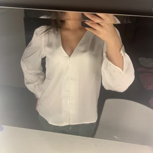 Vit blus - Blus från vila köpt för 300, aldrig använd💥